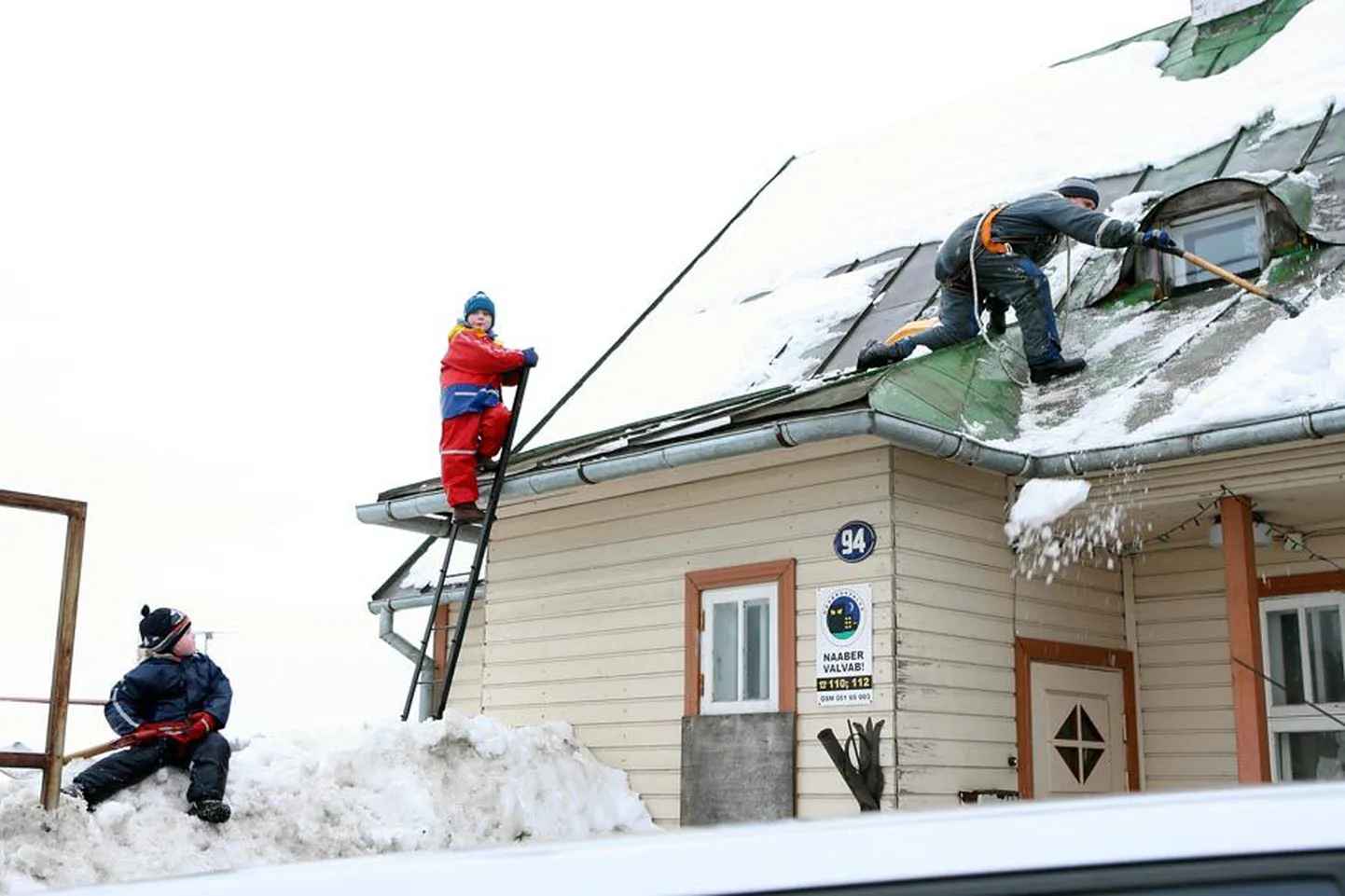 Tartu tänav 94 maja katust puhastaval suurel inimesel hoidsid silma peal lapsed.