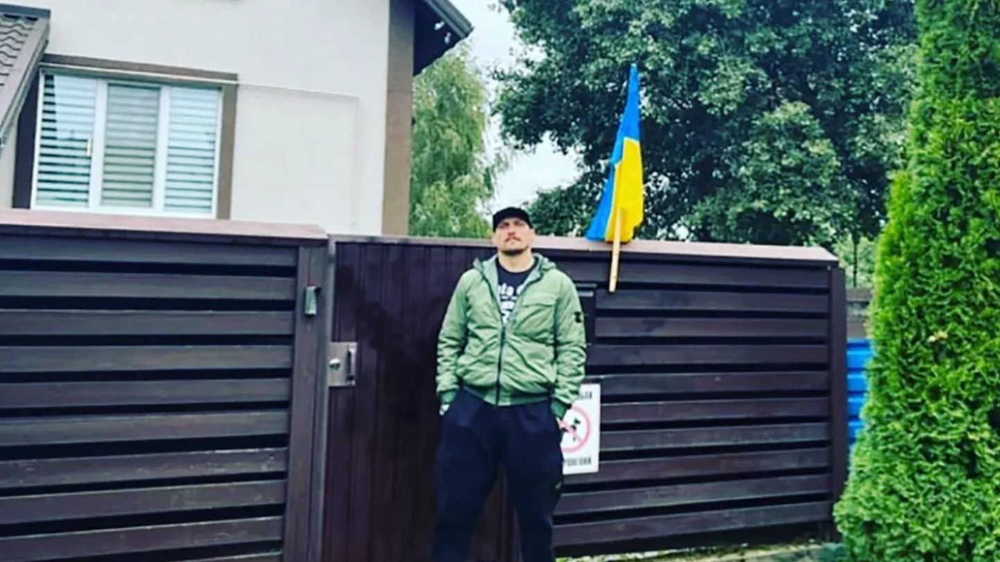 Oleksandrs Usiks blakus savam īpašumam Vorzeļā 2022. gada septembrī.