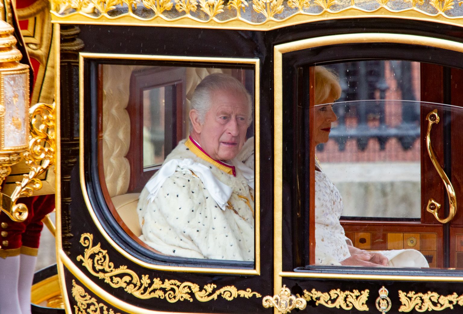 Kuningas Charles III ja kuninganna Camilla 6. mail 2023 Buckinghami palee juures tõllas, valmis lahkumiseks Westminster Abbeysse