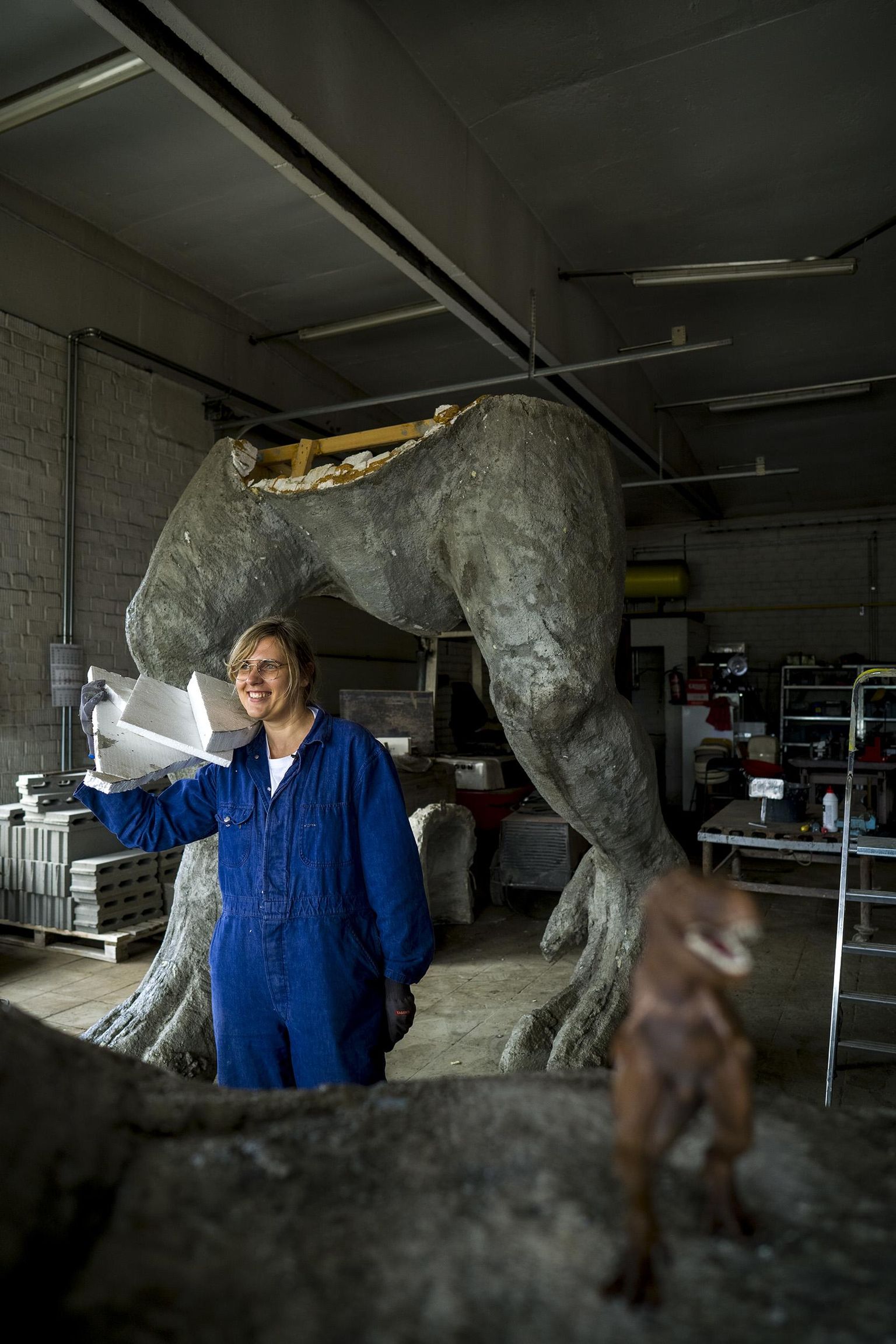 Kunstnik Edith Karlson ja tema türannosaurus FOTO: Sergei Trofimov