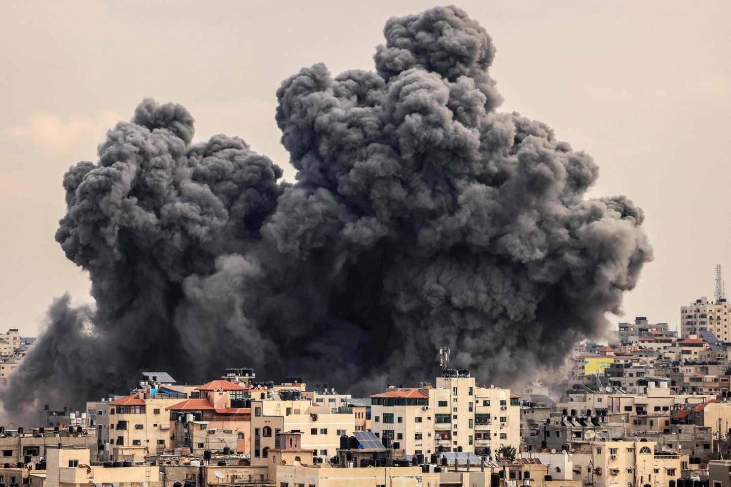 Pärast seda, kui Hamas tulistas nädalavahetusel Iisraeli pihta tuhandeid rakette ning läkitas terroristid üle Gaza sektori piiri veretööd tegema, alustasid juudid massiivset vasturünnakut.