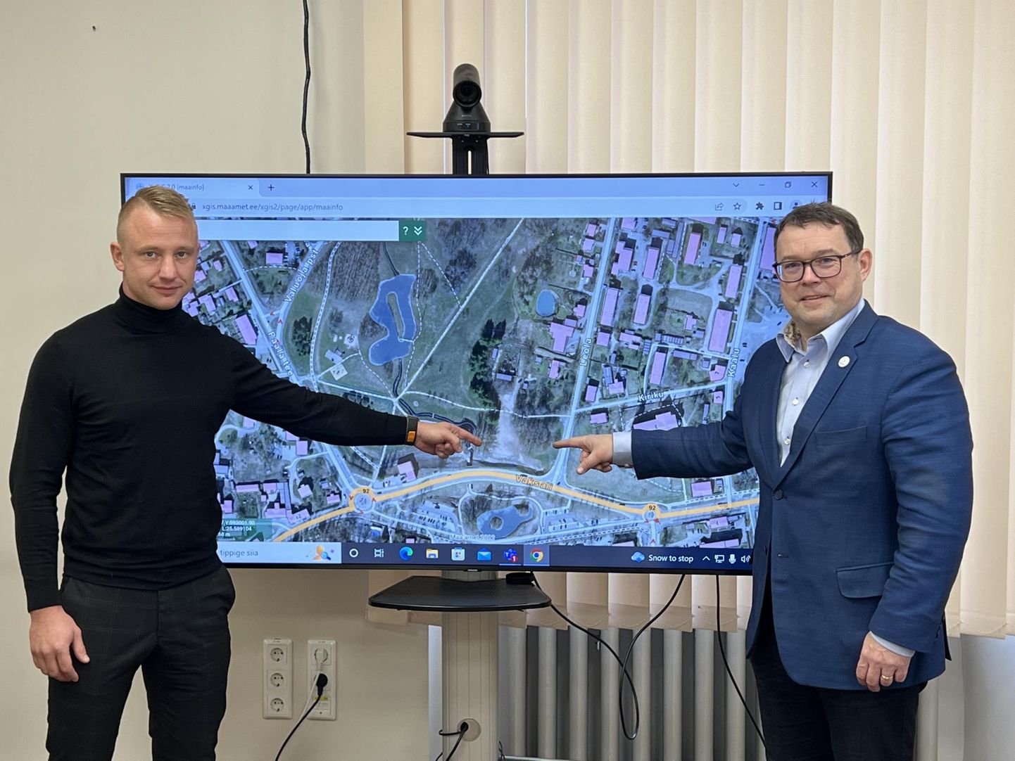 Viljandi koertepargi idee väljakäija Toomas Linnu (vasakul) ja linnapea Madis Timpson näitavad kaardil pargi tulevast asukohta.