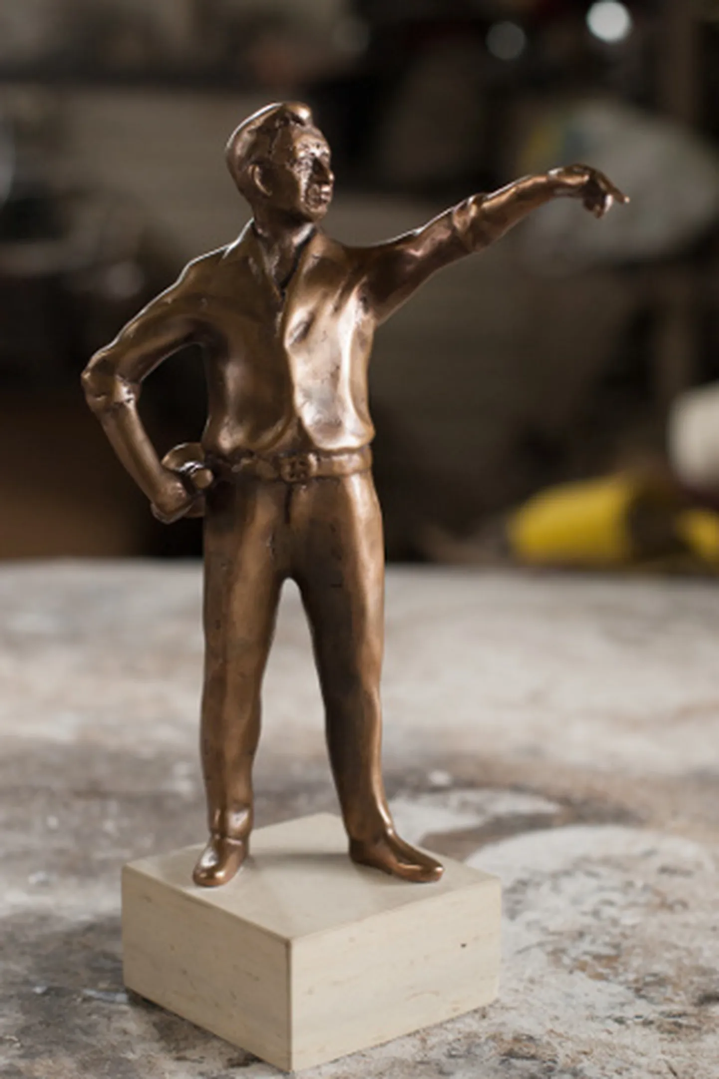 Kaljo Kiisa skulptuuri suurtoetajad saavad mälestuseks miniatuurse pronksskulptuuri.