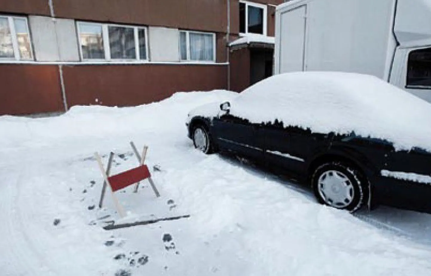 Parkimiskohtade jaotuse üle peetakse tuliseid vaidlusi paljudes korteriühistutes. Kui parkimiskoha heatahtlik või lihtsalt leidlik broneerimine ei aita, tuleb kokkulepped fikseerida notari juures või nõuda õigust kohtust.
