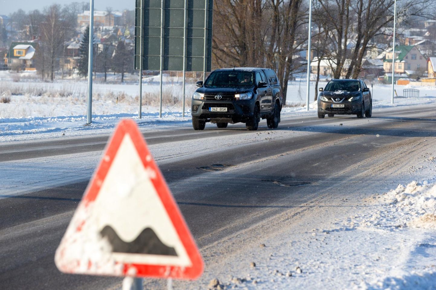 Sõidukeid varitsevast ebatasasest teelõigust annab Viljandi piiril Tartu maanteel teada liiklusmärk. Pilt on tehtud sel esmaspäeval.