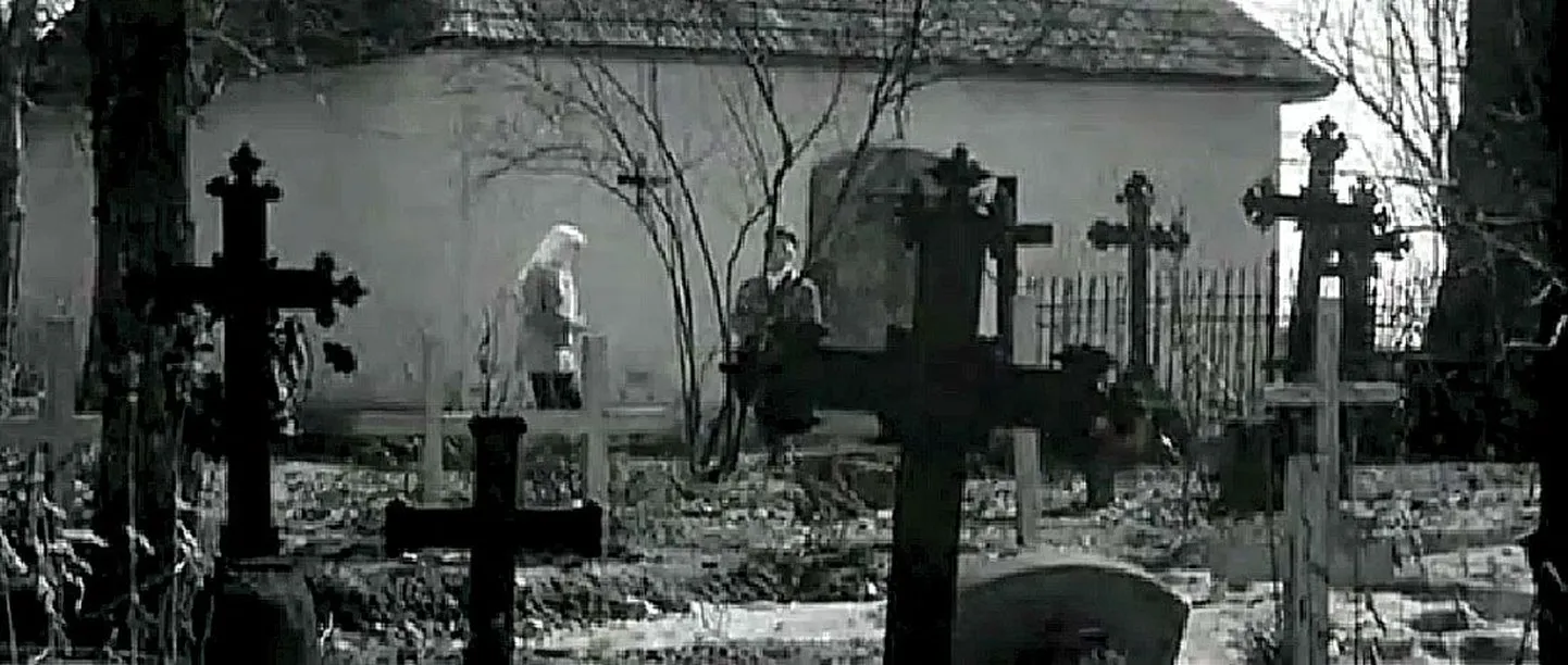 Sajandi parimaks filmiks valitud «Kevades» on stseen, kus kalmistul jalutavad Jaan Imelik (Rein Aedma) ja Raja Teele (Riina Hein).