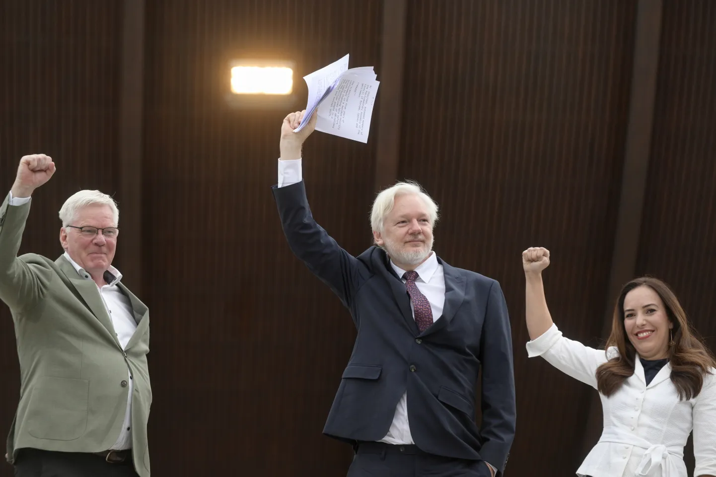WikiLeaksi asutaja Julian Assange koos abikaasa Stella Assange'i ja WikiLeaksi peatoimetaja Kristinn Hrafnssoniga saabusid teisipäeval Euroopa Nõukogusse Strasbourgis.