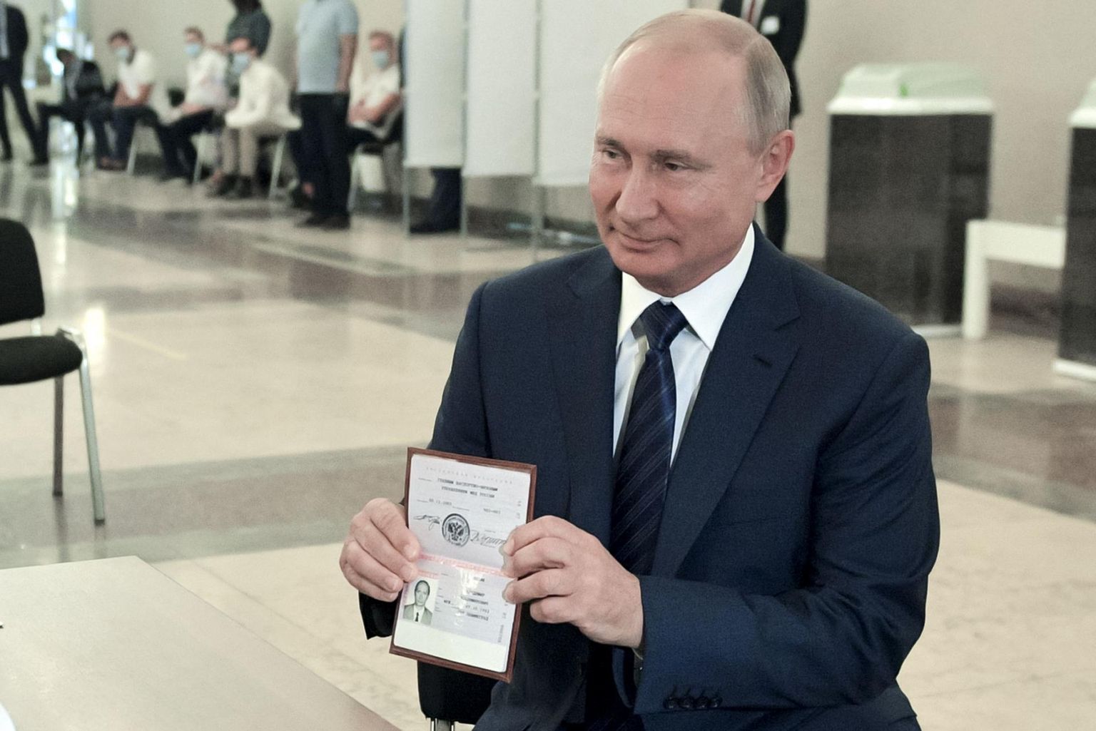 Venemaa president Vladimir Putin Moskva valimisjaoskonnas hääletamas.