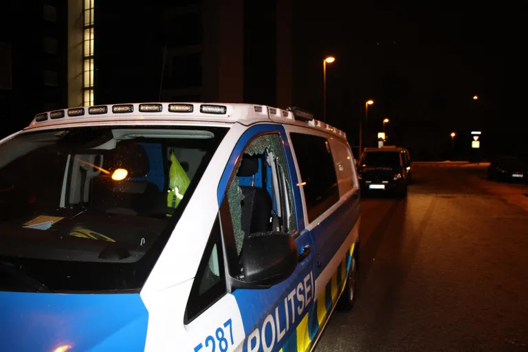 22- ja 24aastane mees lõkusid Kooli tänaval kaht politseibussi.