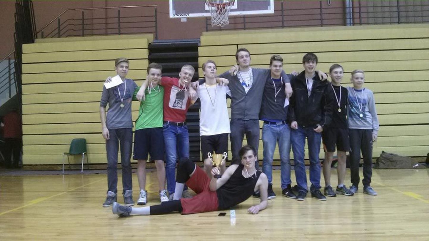 Viljandimaa suurte koolide kuuenda kuni üheksanda klassi poiste korvpalli karikavõistlused võitis Paalalinna kooli meeskond.