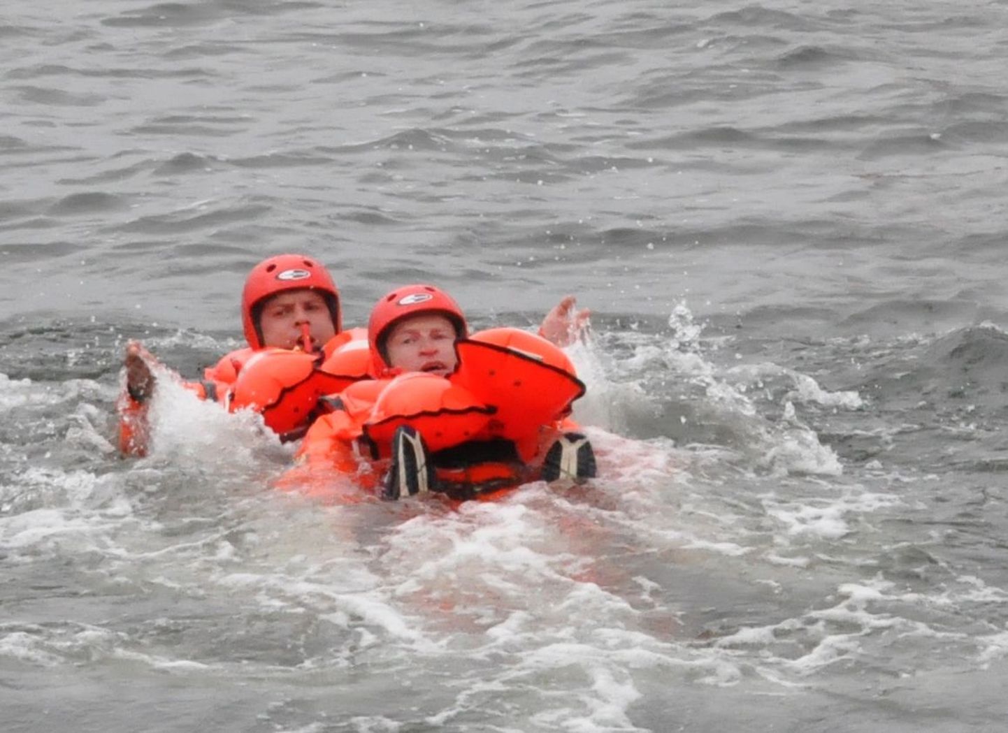 Kapten Valmar Vingissaar ja veebel Lauri Tooding möödunudaastasel õppusel päästeparve poole ujumas.
