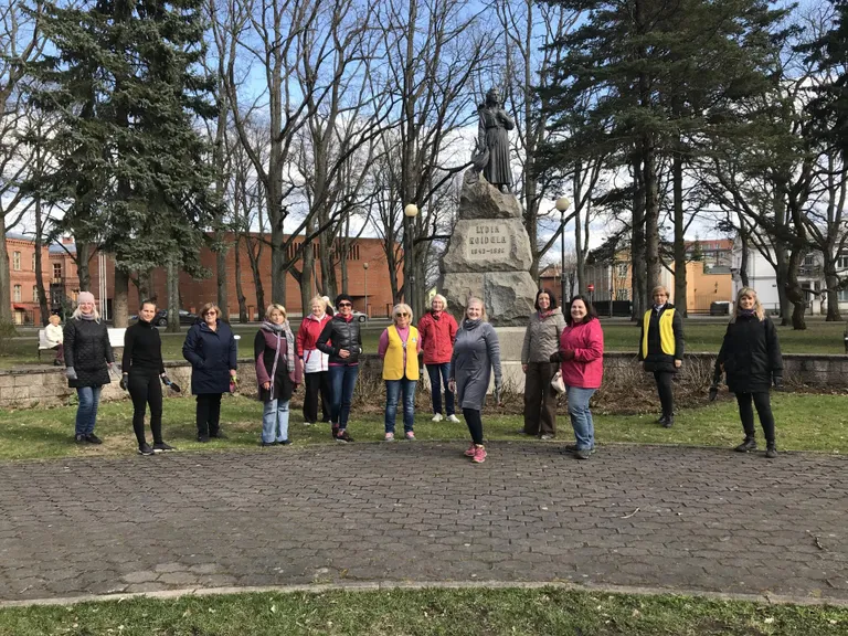 LC Pärnu Koidula naised aitasid Pärnu kesklinna parkidesse õieilu tuua, istutades sinna 1200 taime.