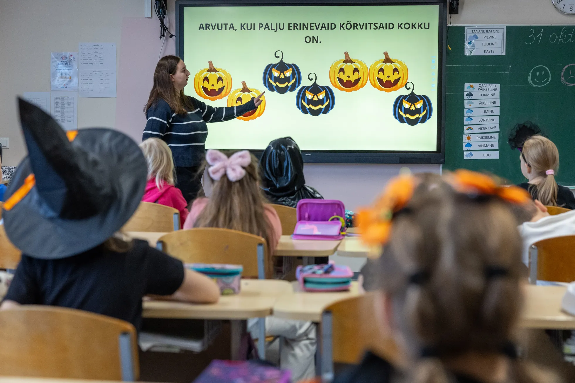 Ученики 1 А класса основной школы Махтра считают разные тыквы.