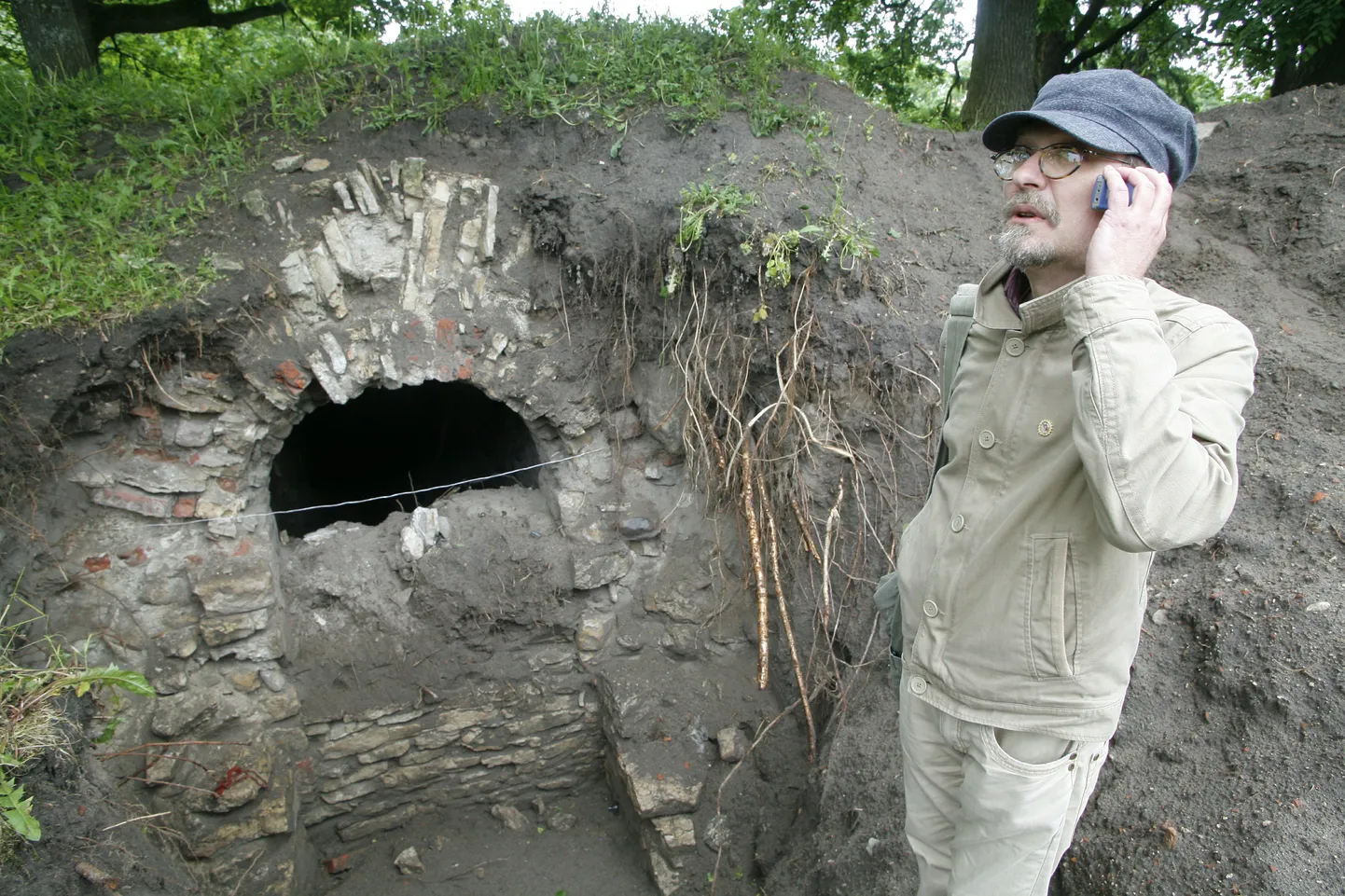 Arheoloog Rünno Vissak Pärnus Vallikäärus toimunud kaevetöödel.