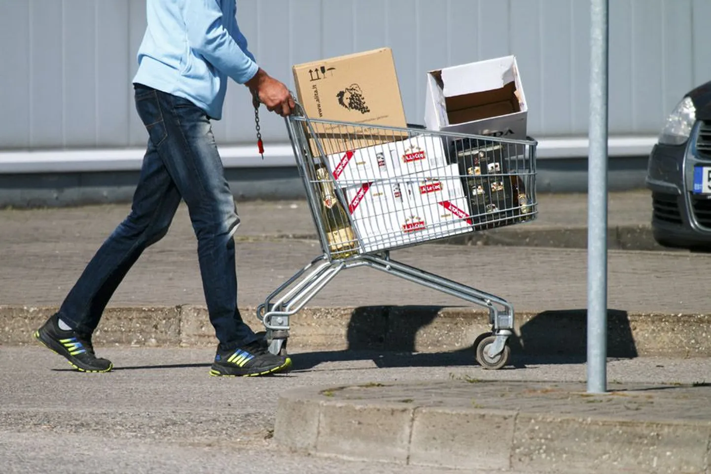 Eesti ja Läti piiril käiakse alkoholipoes ostureisil lausa Soomest. Ostjate endi ja pealtnägijate seletuse kohaselt ostetakse sealt korraga kanget ja lahjat alkoholi autotäite kaupa.