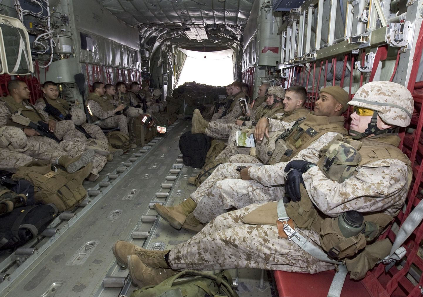 Солдаты США в транспортном самолете