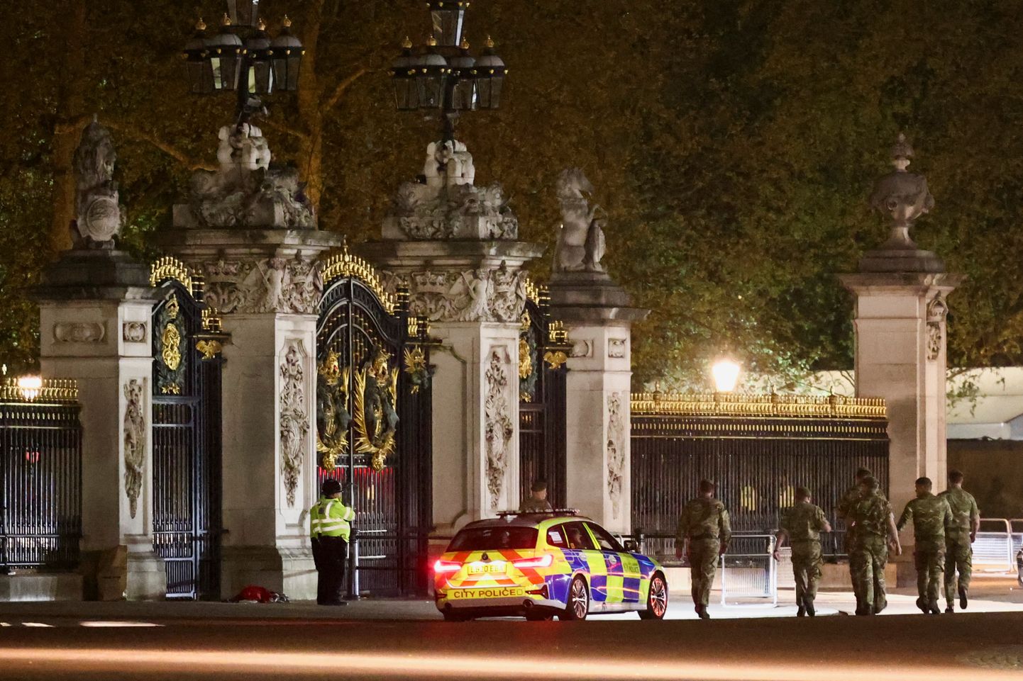 Politseinikud ja julgeolekutöötajad Buckinghami palee väravate juures pärast teisipäeva õhtust vahejuhtumit.