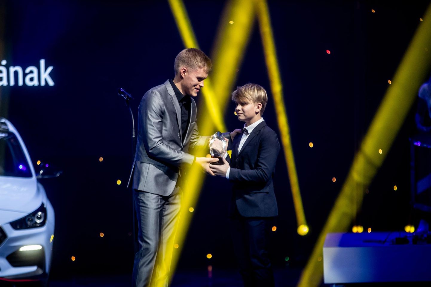 12-aastane Kadrina poiss Jaspar Vaher sai eile maailmameister Ott Tänakult aasta rahvasportlase karika.