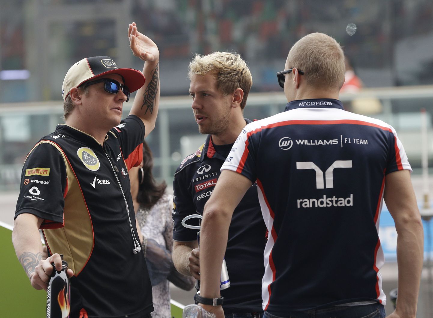 Kimi Räikkonen (vasakul) koos neljakordse maailmameistri Sebastian Vetteliga.