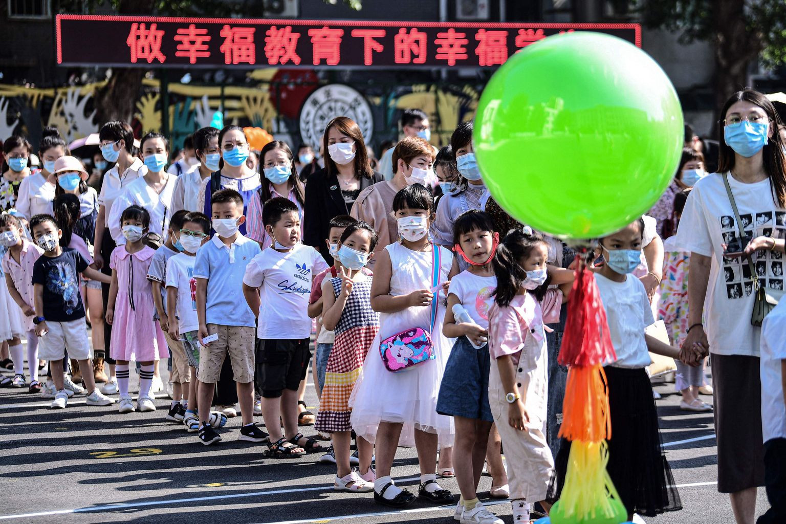 Hiina esimese klassi õpilaste esimene koolipäev.