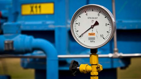 Венгрия и Словакия намерены оспорить запрет на импорт российской нефти и газа