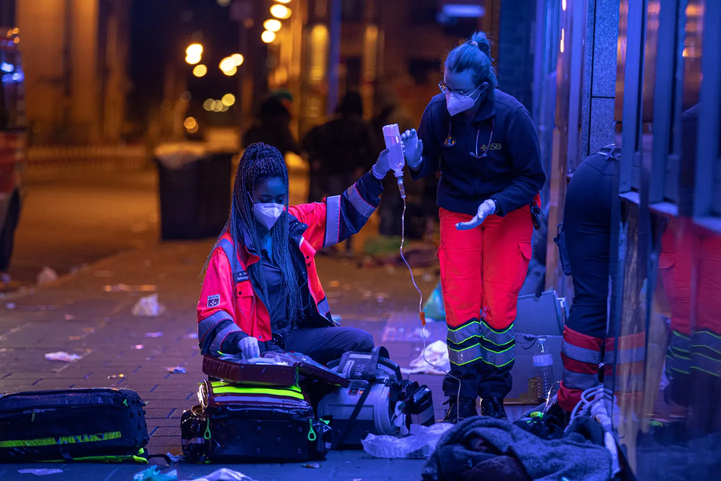 Kiirabitöötajad aitavad Frankfurdi kesklinnas kodutut.