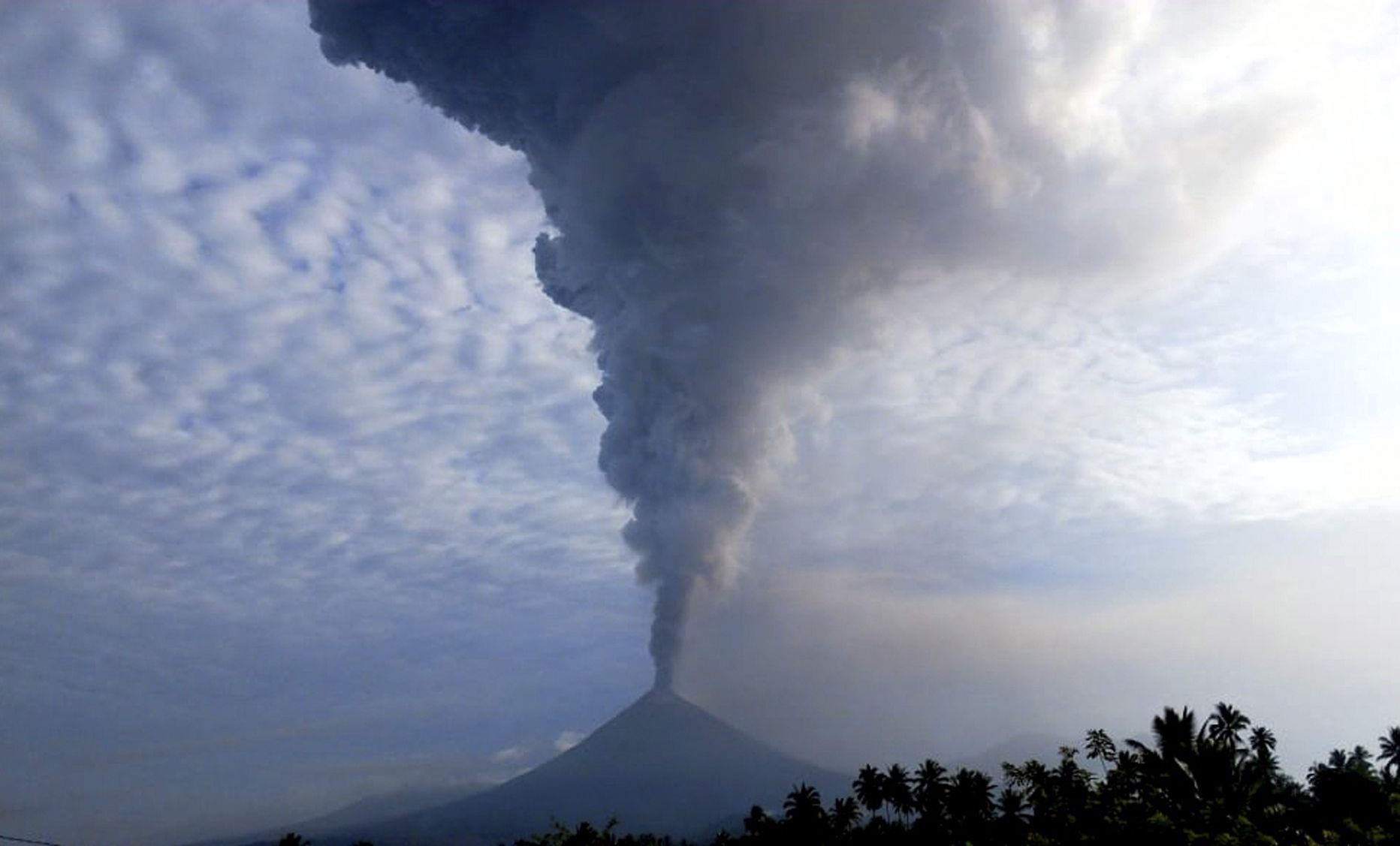 Soputani vulkaan Indoneesias.