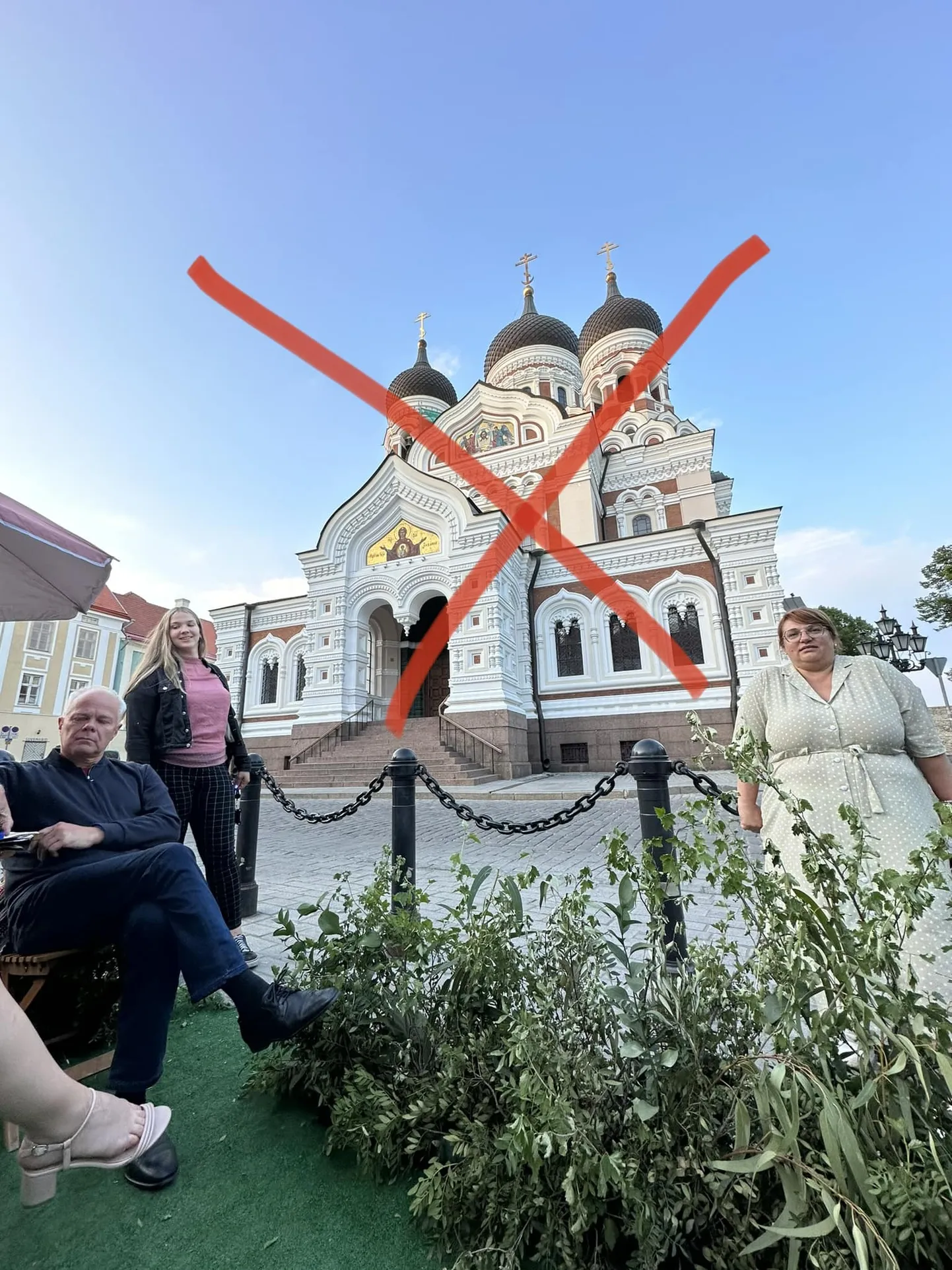 Фотография с перечеркнутым Александро-Невским собором на странице Марио Кадастика в Facebook.