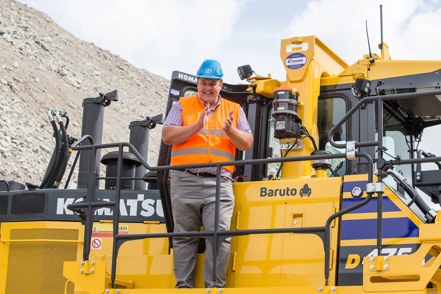 Juuli keskel oli Narva põlevkivikarjääris Komatsu uue hiidbuldooseri esmaesitlus maailmas. Buldooser sai Jaapanis kõige tuntuma eestlase nime  - Baruto. Sumokangelane, kel kodanikunimeks Kaido Höövelson, oli tseremoonial ise kohal ja tundis selle üle siirast heameelt.