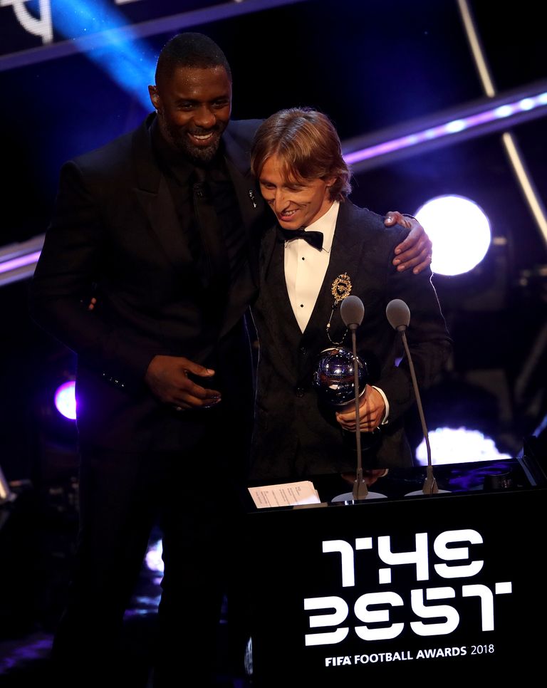 Näitleja Idris Elba õnnitlemas FIFA aasta jalgpalluri auhinna saanud horvaati Luka Modrićit