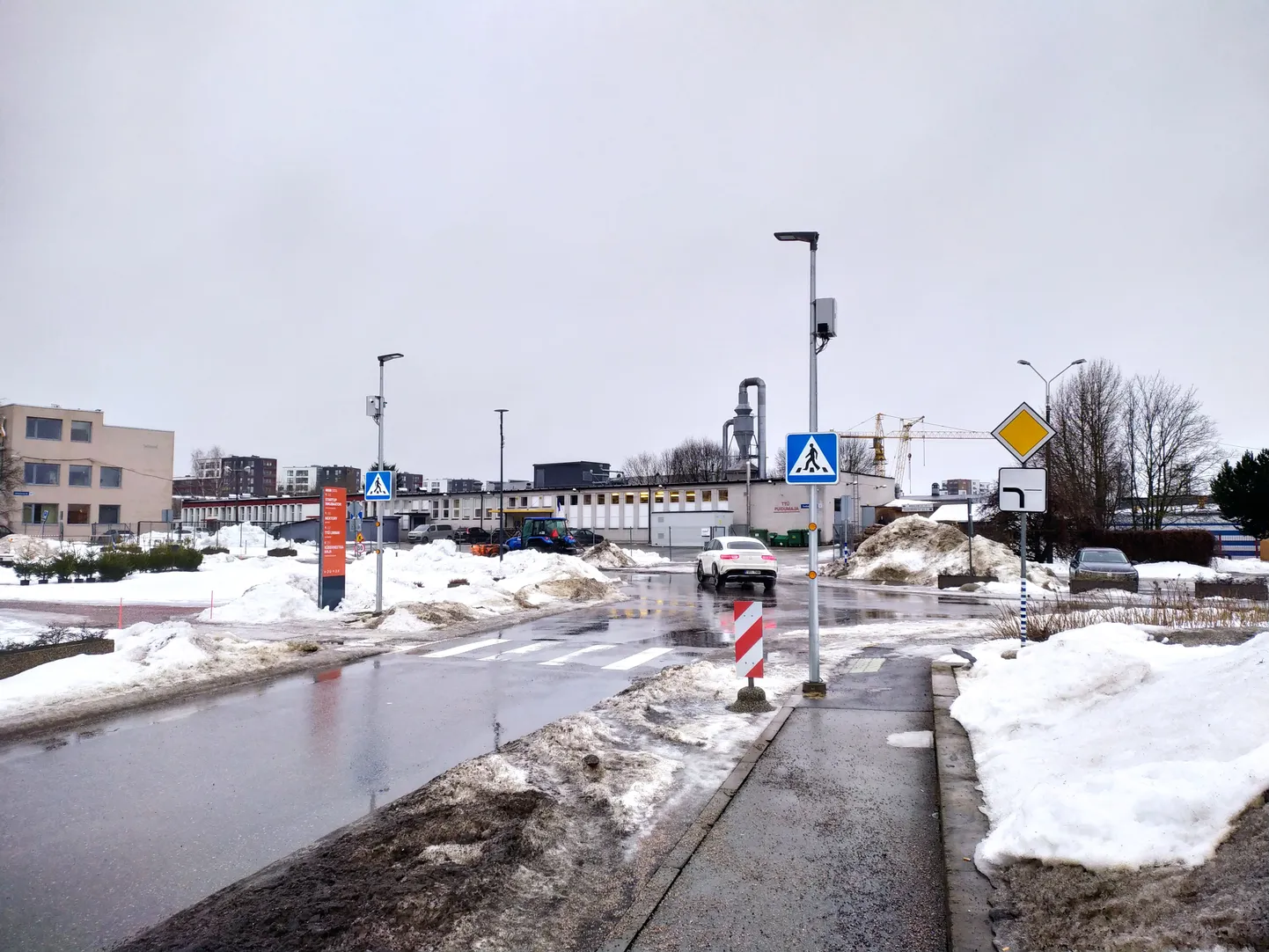 Nutikas ülekäigurada asub Tehnopoli linnaku keskväljakul nutipoe kõrval.