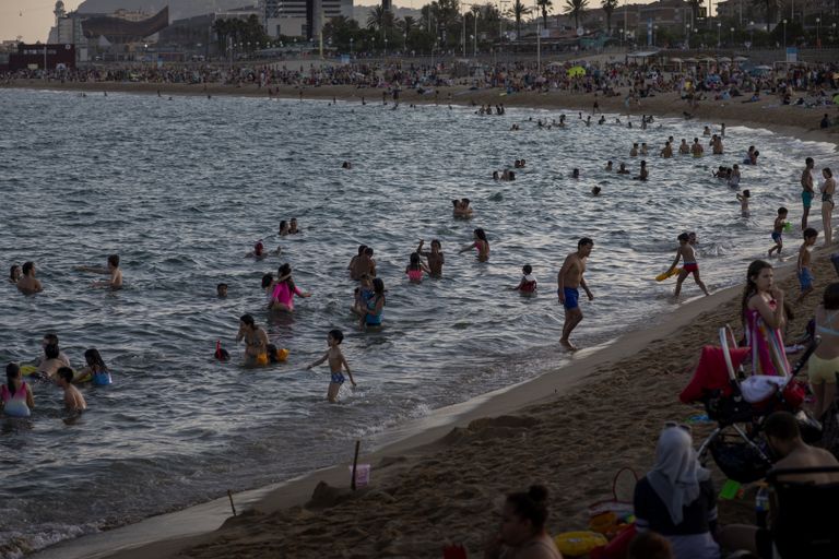 Võimalus esimest korda üle kolme kuu vabalt liikuda tõi eile Barcelonas randa rohkelt inimesi.