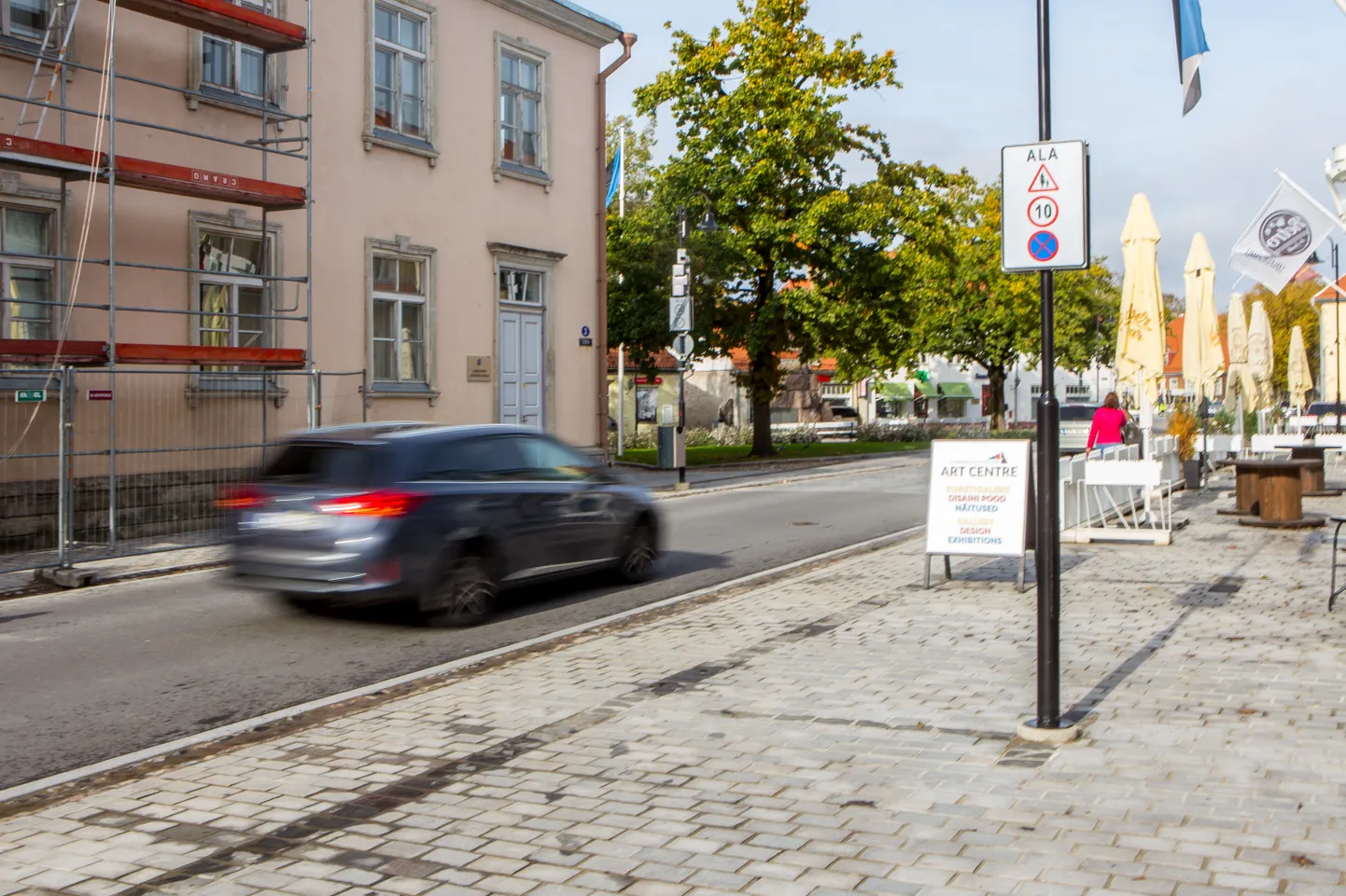 KÕIGIL ON KIIRE: Igaüks võib veenduda, et 10 km kiirusepiirangust ei pea keegi. Eile ületasid kiirust ka linnaliinibussid ja Linnamajanduse hooldussõidukid.