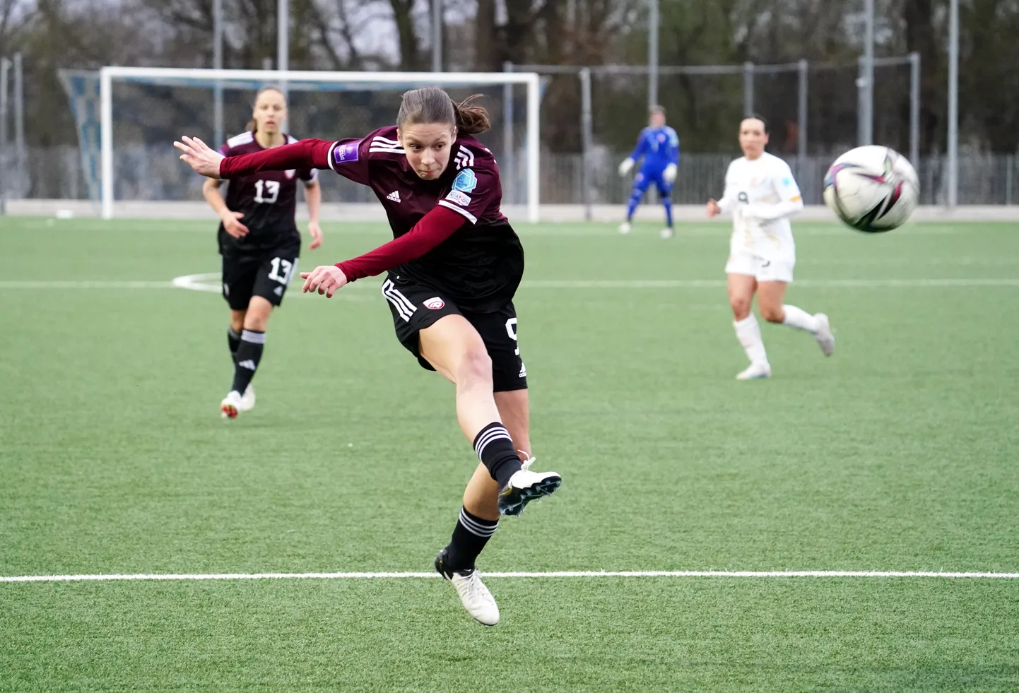 Latvijas izlases spēlētāja Anastasija Poļuhoviča (nr.9, sarkanā tērpā) 2025. gada Eiropas čempionāta kvalifikācijas turnīra spēlē futbol