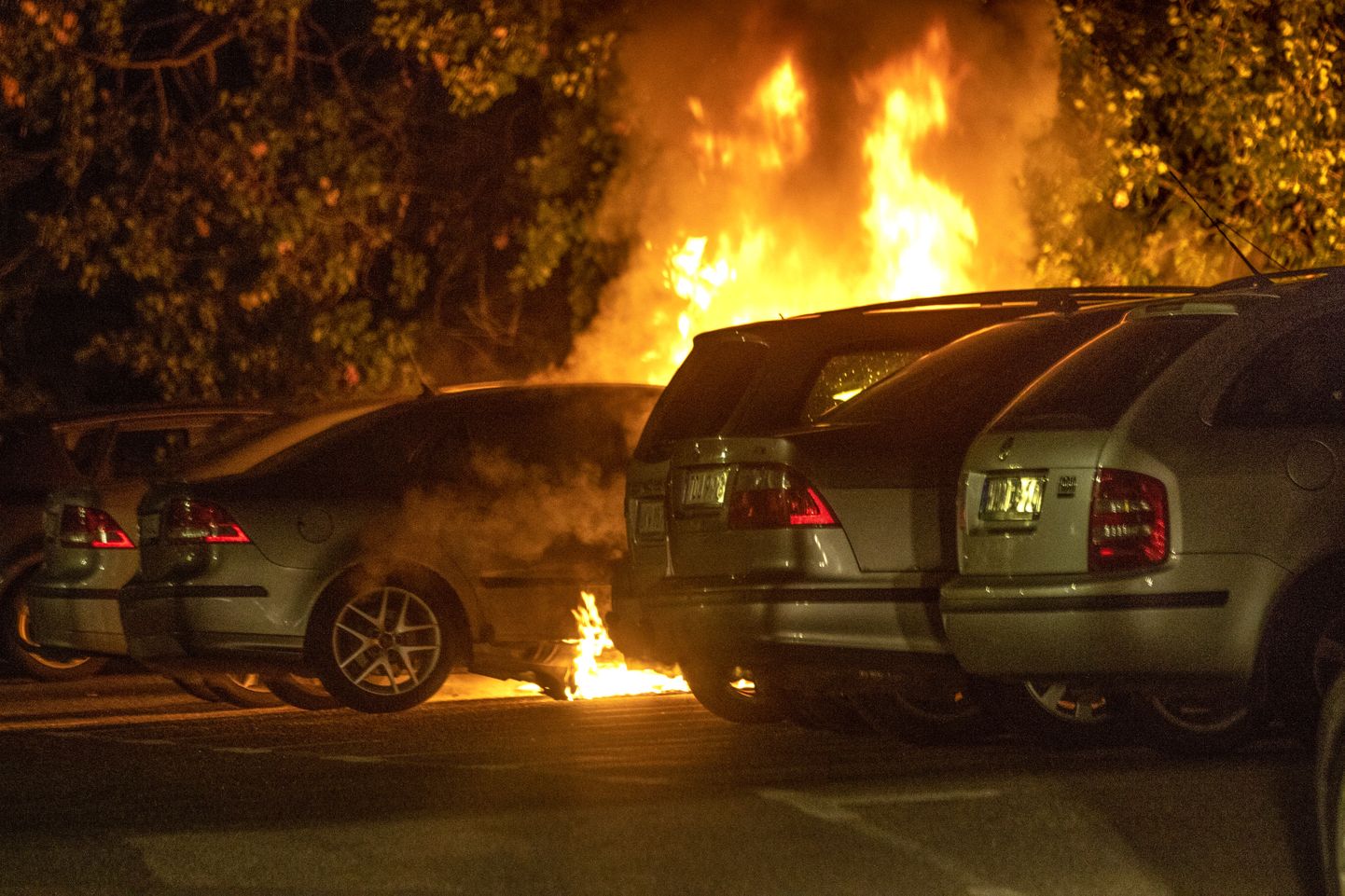 Põlevad autod Trolhattani linnas Rootsis.