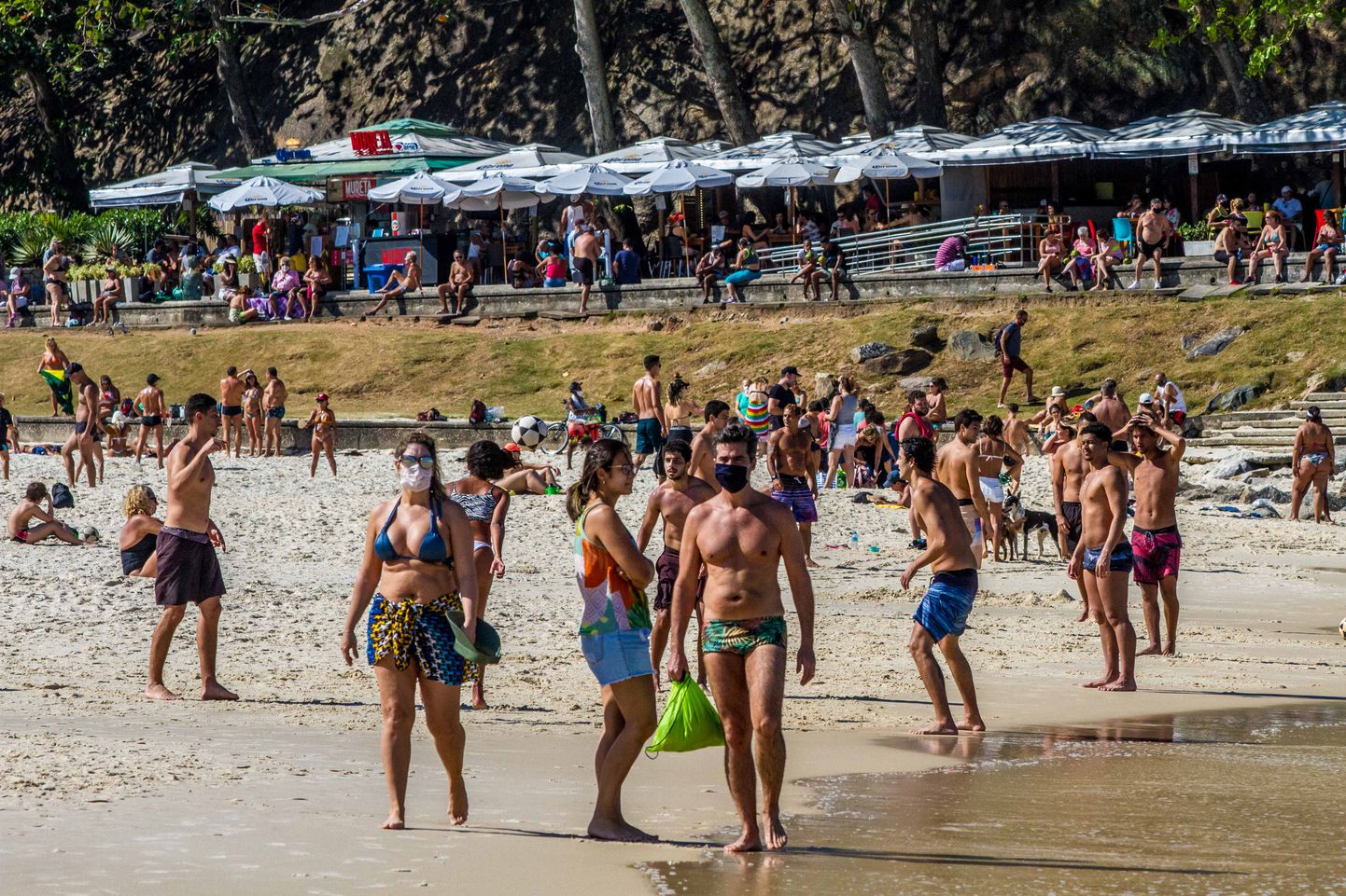Rio de Janeiro rannas on koroonapiirangute leevendumise järel endiselt keelatud istuda ja ka meres supelda, kuid inimesed eiravad seda.