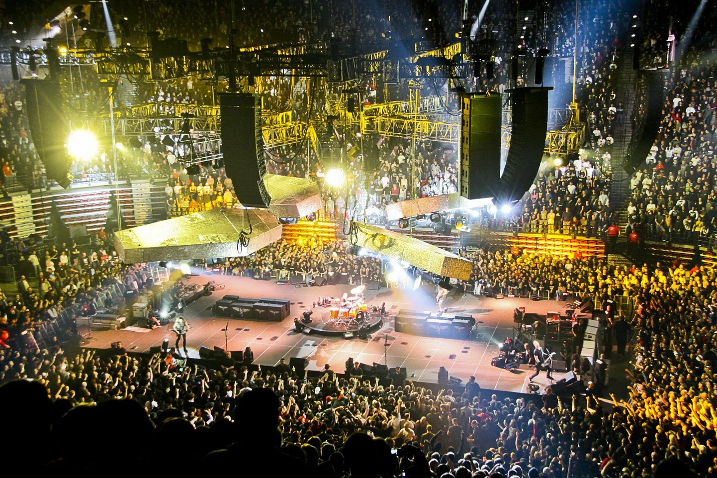 Сцена в центре зала на одном из концертов группы Metallica.
