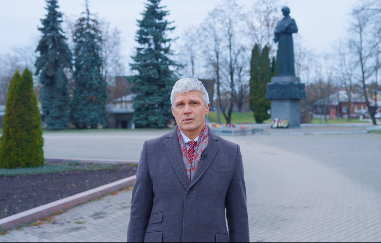 Rēzekne linnapea Aleksandrs Bartaševičsi selja taga oleva punamonumendi lammutamist alustati eile hommikul. 