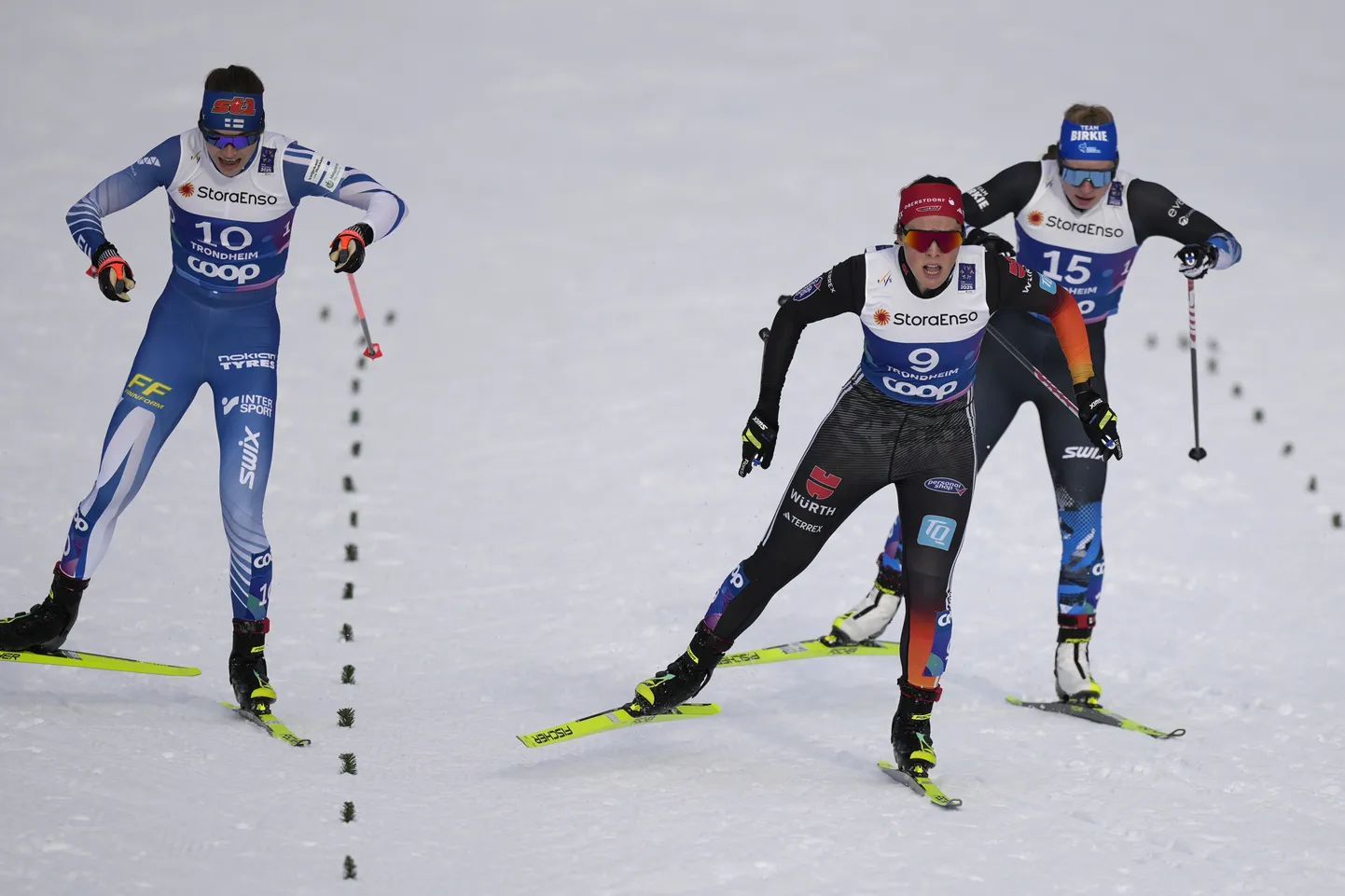 Mariel Merlii Pulles (nr 15) võitlemas lõpusirgel Jasmin Kahara (vasaku) ja Goletta Rydzekiga. Sel korral jäi ta neile (veel) alla.