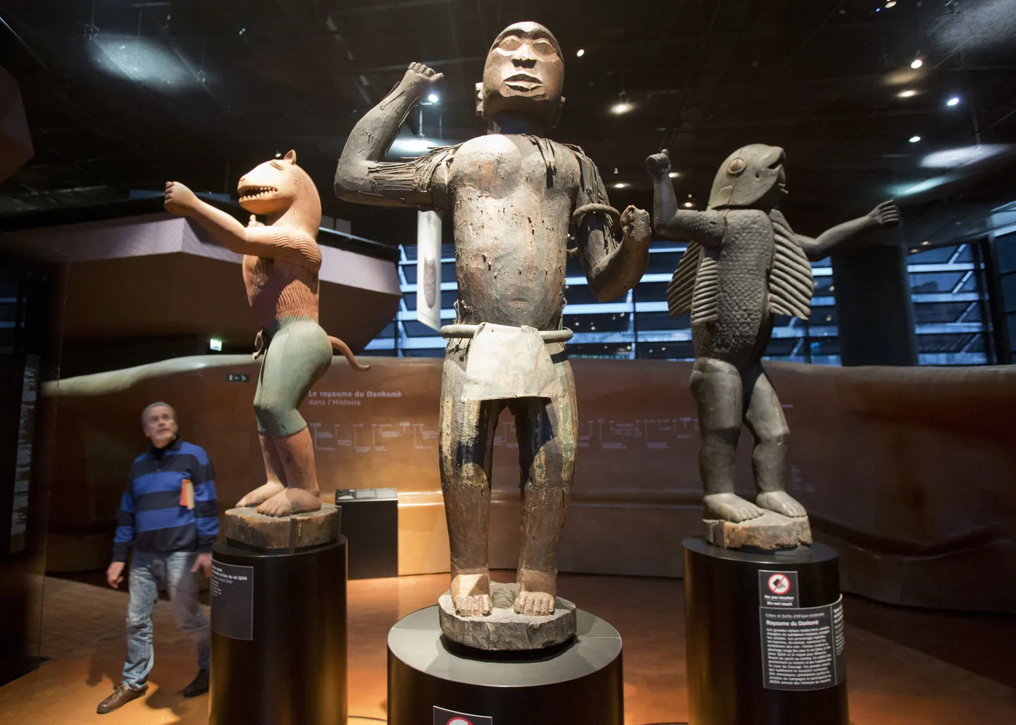 Skulptuurid kunagise Dahomey kuningriigi pealinna paleest asuvad praegu Pariisis.
