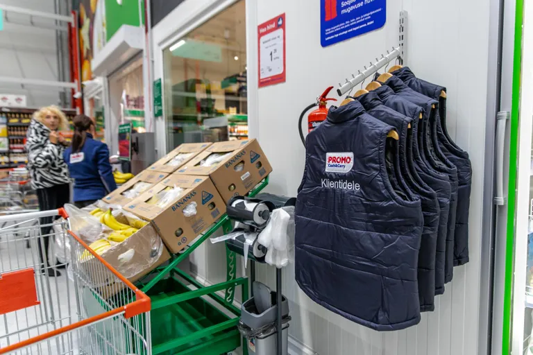 Kel jahutussaali minekuks riideid napilt, saab poe poolt selga sooja vesti.