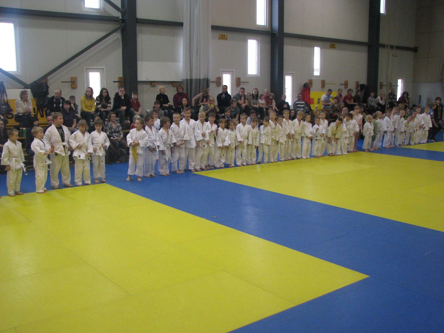 Lasteaiaealised judokad ootavad matšide algust.