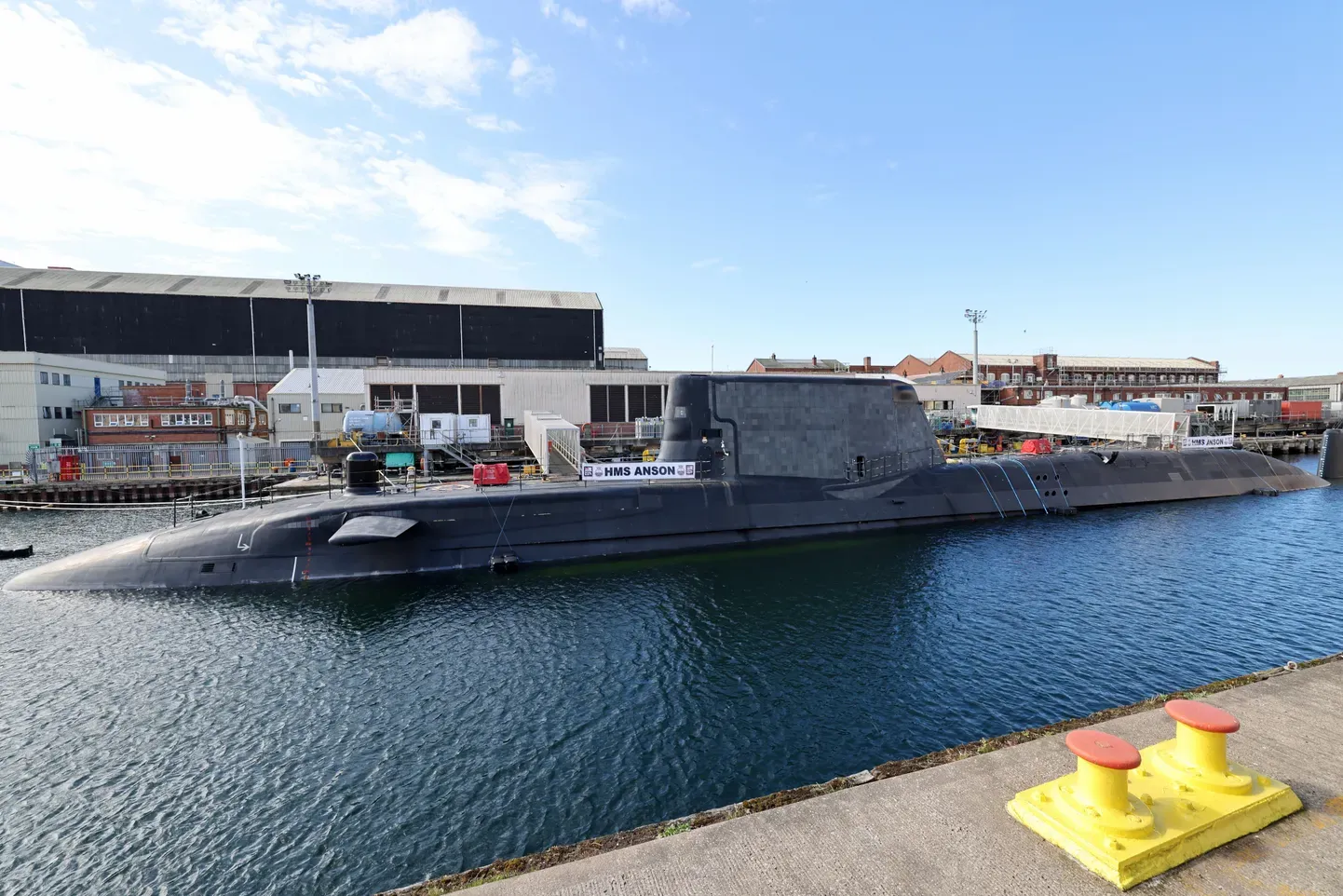 Атомная подводная лодка ВМС Великобритании HMS Anson на верфи BAE Systems в городе Барроу-ин-Фернесс. Иллюстративное фото.