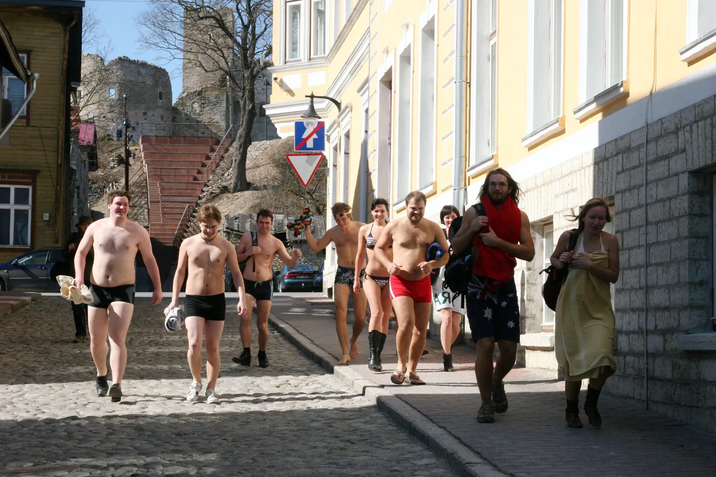 WISEMAN INTERACTIVE OÜ poolpaljas kollektiiv rühkimas tasuta spaa poole.