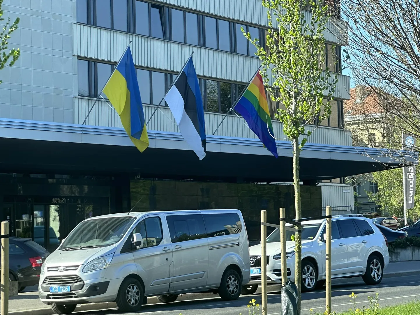 Lipud välisministeeriumi ees.