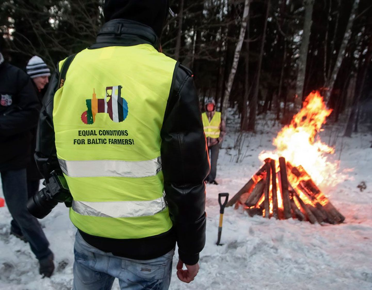 Balti riikide põllumehed nõudsid üleeile õhtul Ikla piiripunkti juures korraldatud protestiaktsioonis võrdseid tingimusi teiste euroliidu riikide farmeritega.