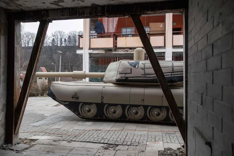 M1 Abrams tanki täispuhutav peibutussüsteem.