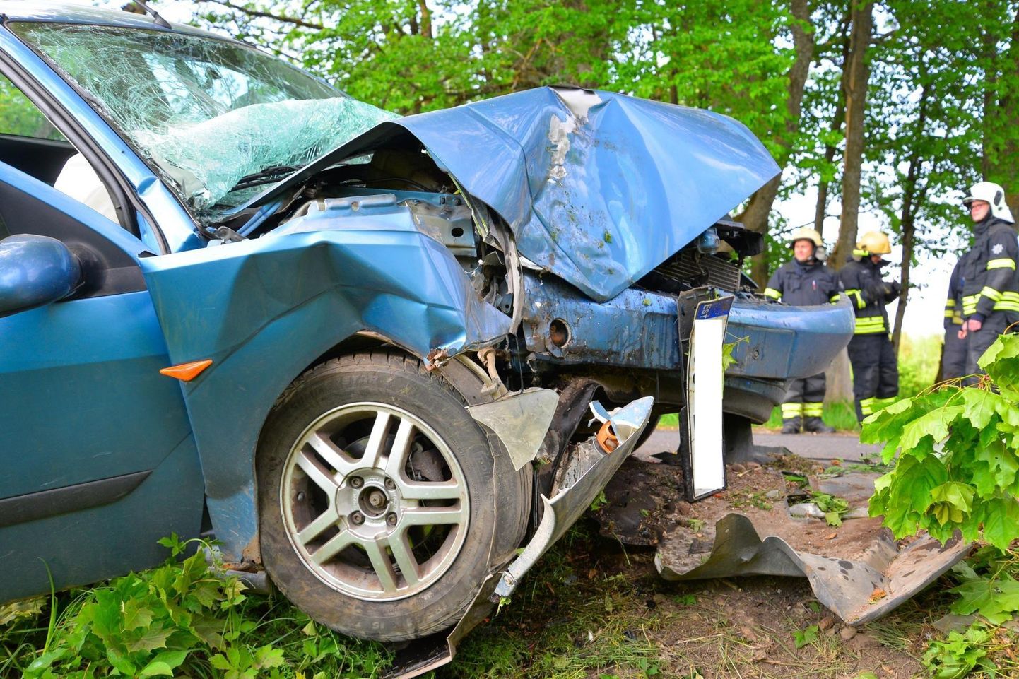 Tori vallas sõitis auto kurvis teelt välja vastu puud.  Foto on illustratiivne.