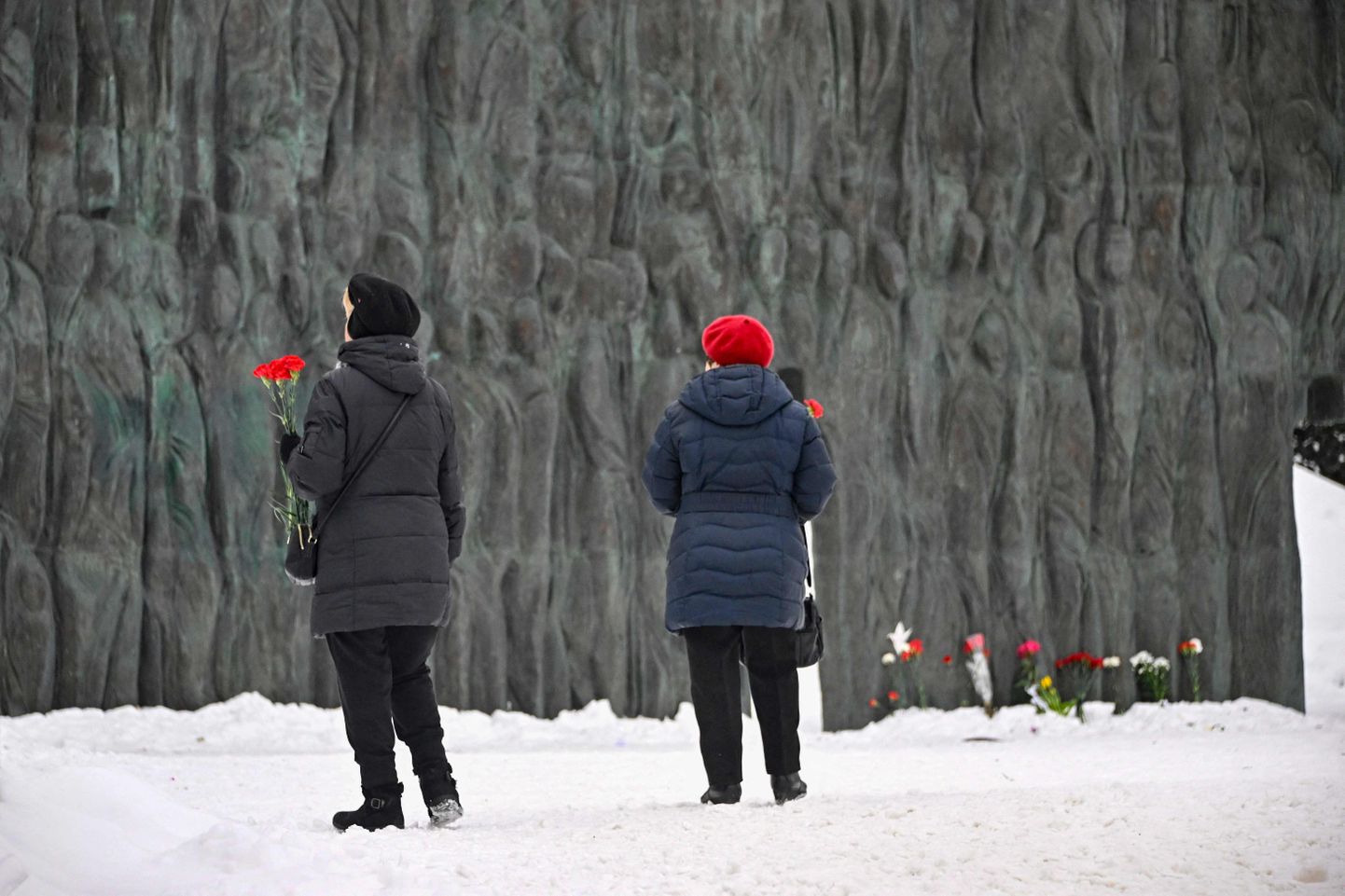 Venelannad viimas lilli opositsioonitegelase Aleksei Navalnõi mälestuseks poliitiliste repressioonide ohvrite monumendi juurde Moskvas 19. veebruaril 2024.