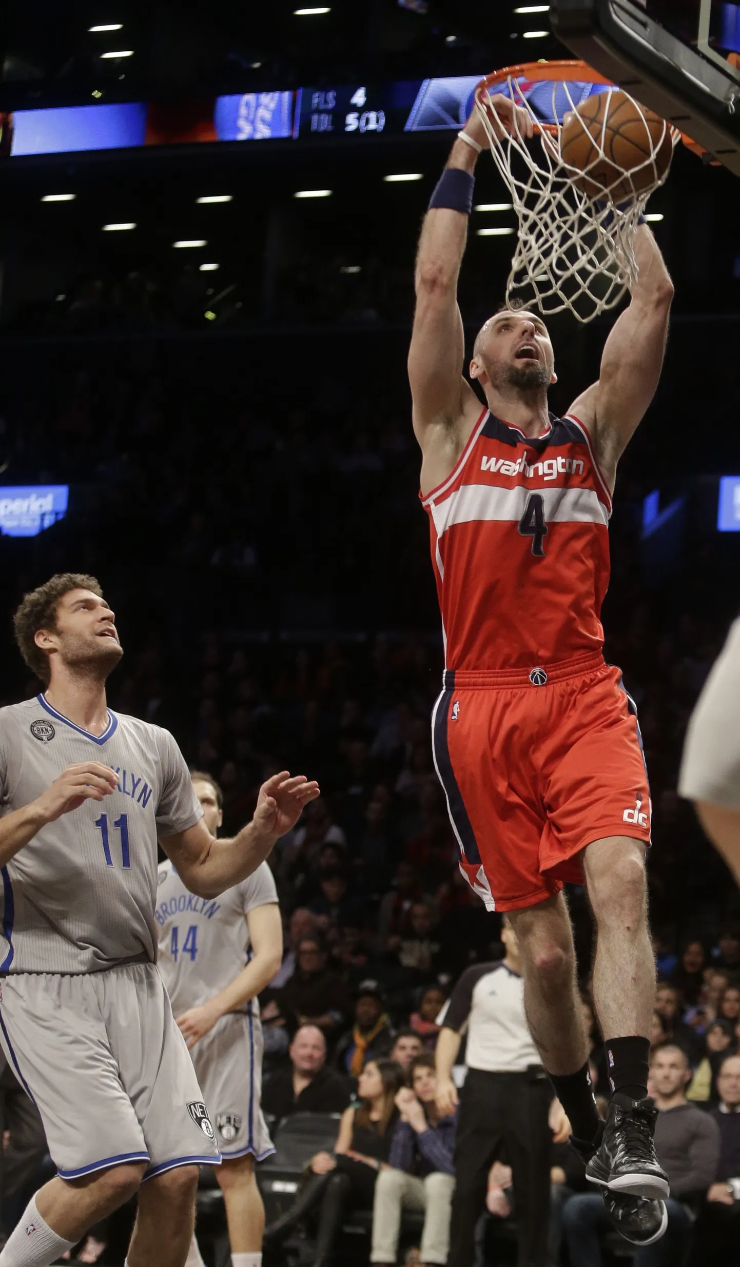Marcin Gortat (paremal) pääses seekord NBA apsakategijate hulka.